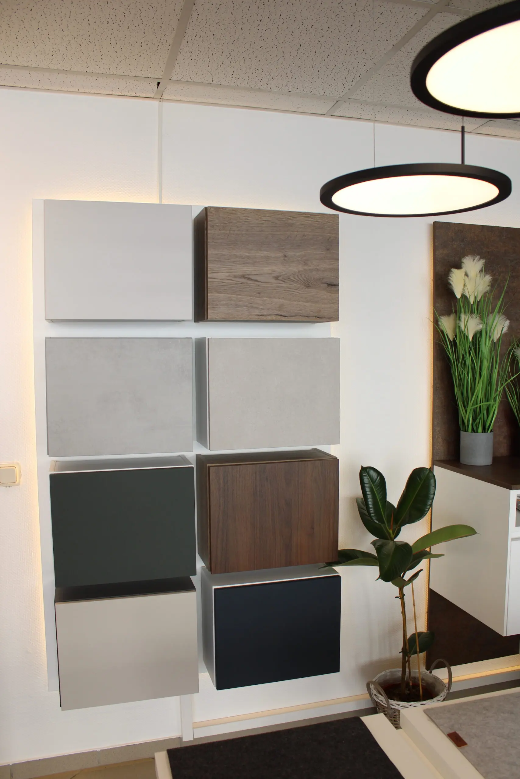 Wand mit Front- und Materialmustern im Designatelier von Klas Küchen®