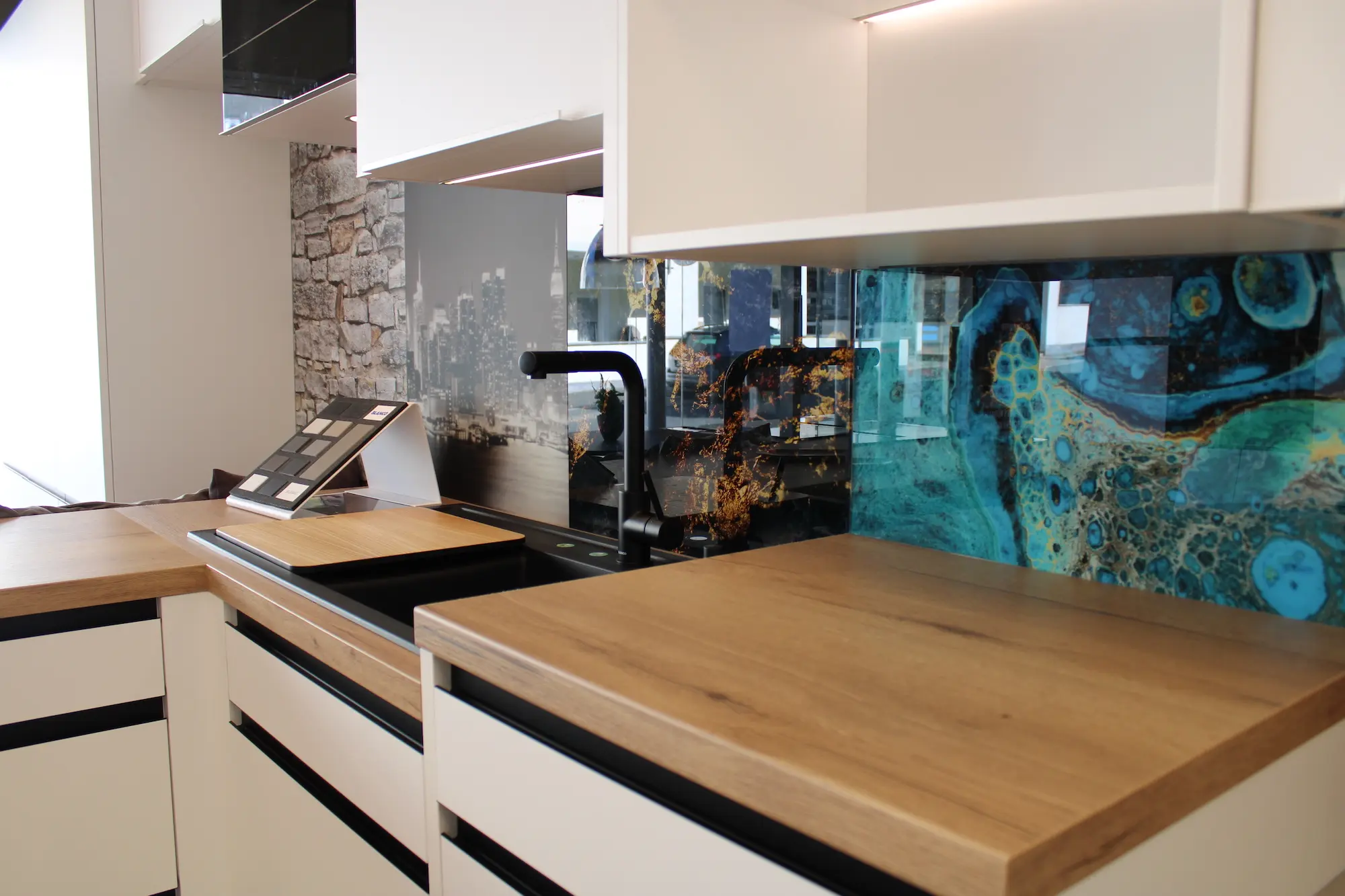 Arbeitsplatte, Spüle und Materialmuster im Küchenstudio