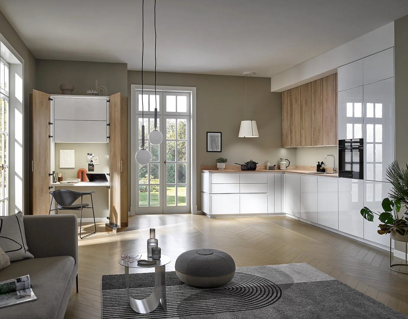 Hoher Wandschrank in Eichenoptik, der sich zu einem kleinen Homeoffice mit Schreibtisch öffnen lässt
