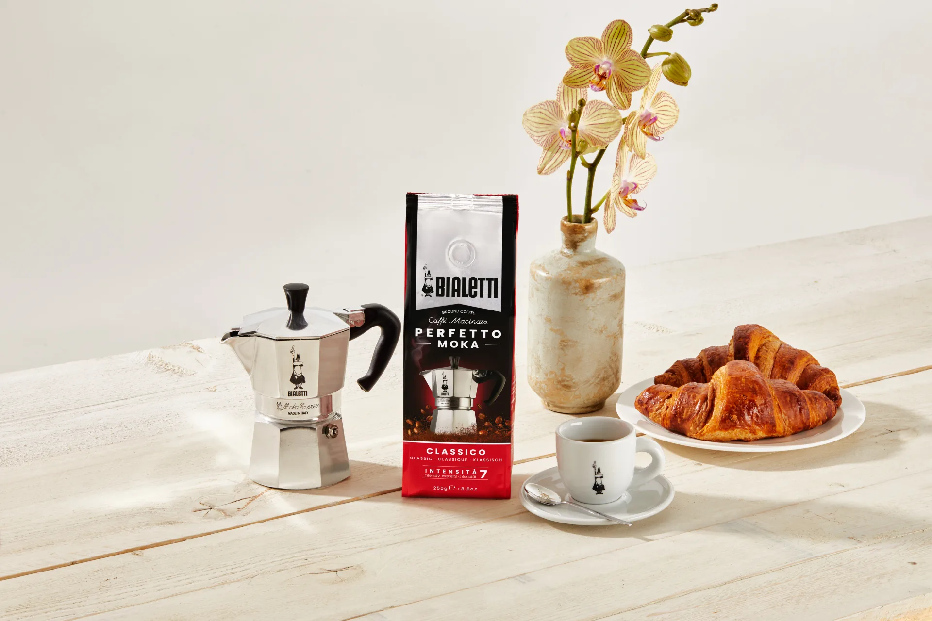 Bialetti Moka Express mit einer Packung Perfetto Moka Kaffee