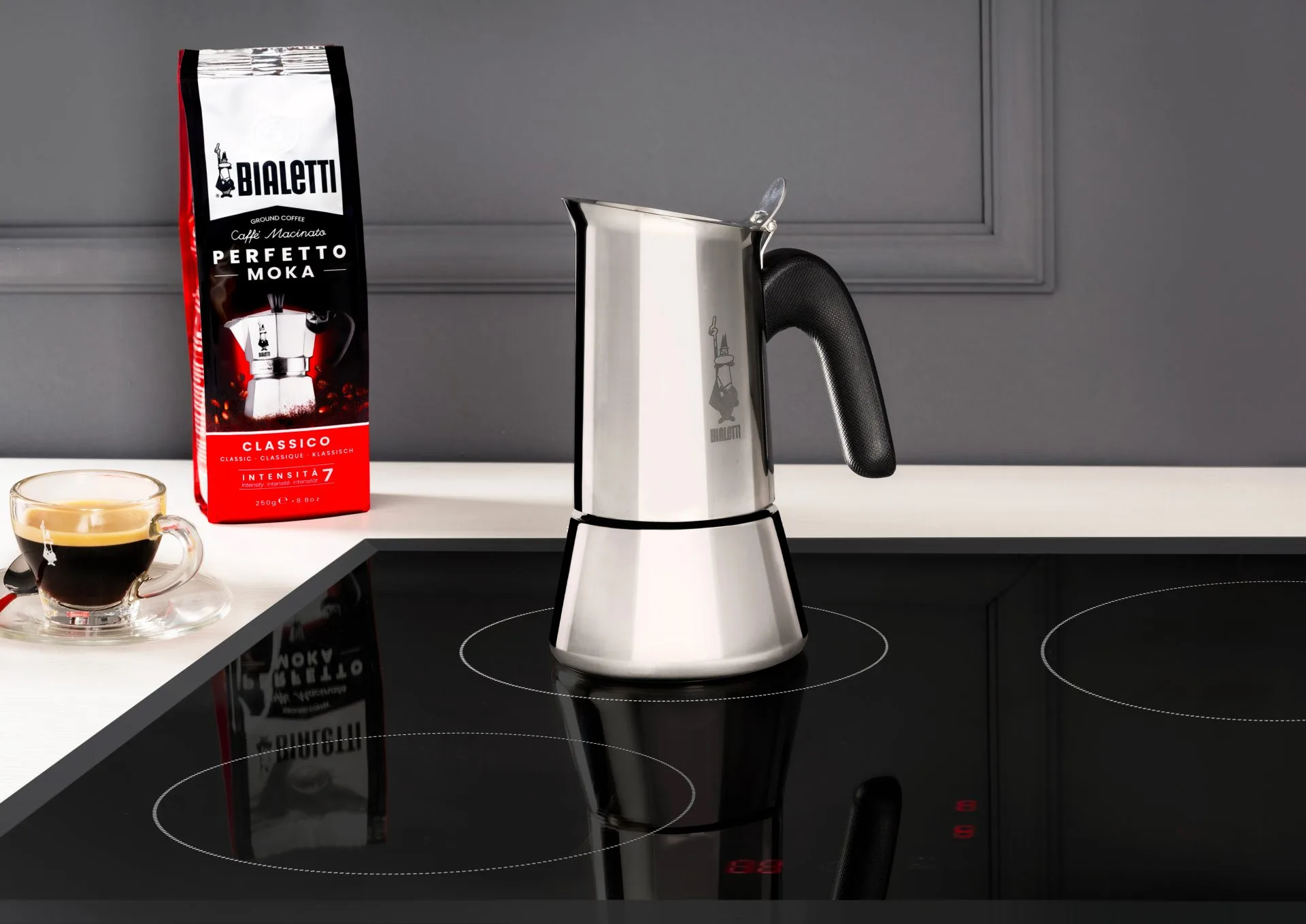 Bialetti Venus aus Edelstahl auf einem Kochfeld
