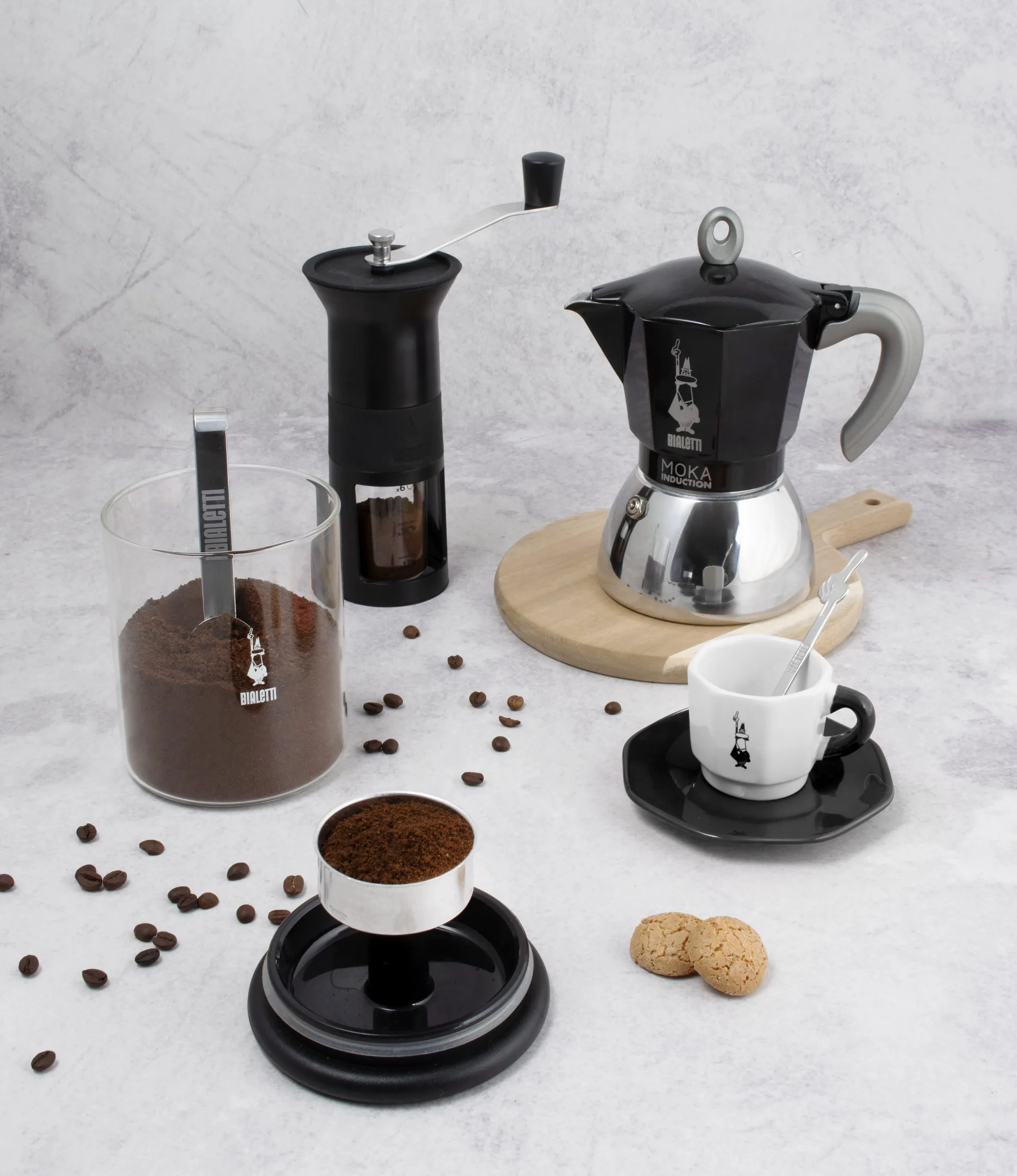 Bialetti Moka mit Kaffee und Zubehör in einer geplanten Kaffeeecke