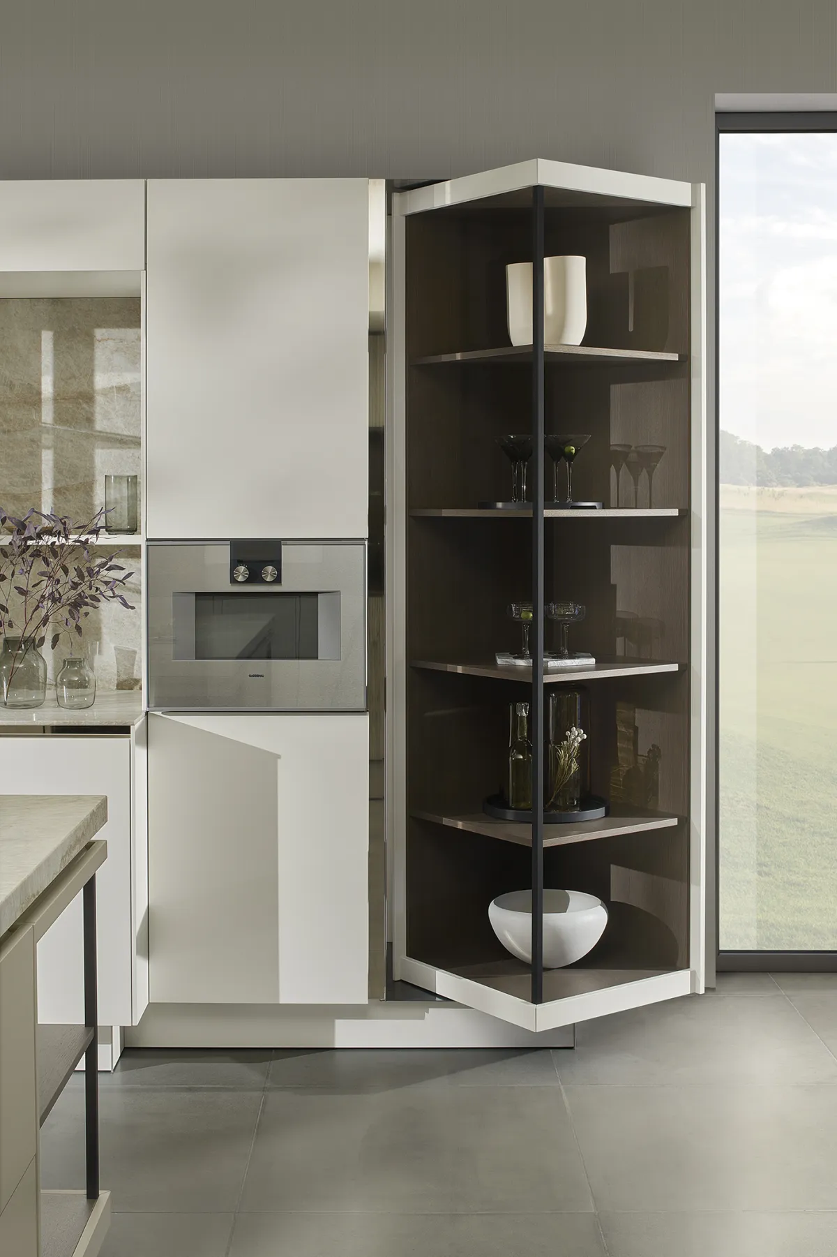 Drehbarer Hochschrank mit FurnSpin von SieMatic, gedreht mit offenen Regalböden neben einem Backofen-Hochschrank