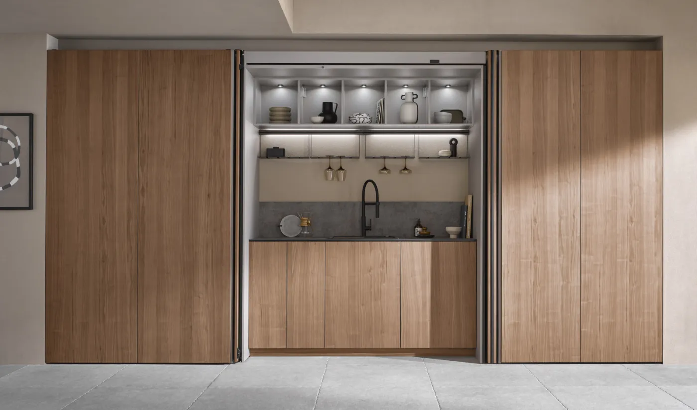 BAUFORMAT Küchenzeile mit Spüle und beleuchteten Regalen, die Pocket Doors sind seitlich eingeschoben
