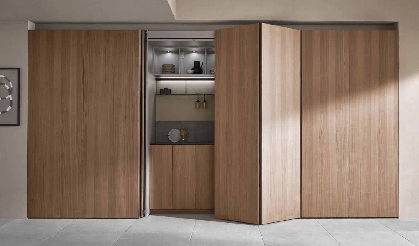 BAUFORMAT Pocket Doors beim Öffnen, zwei Fronten falten sich vor der Küchenzeile zusammen